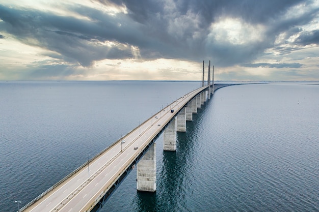 Vue aérienne fascinante du pont entre le Danemark et la Suède sous le ciel nuageux