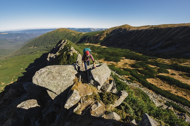 Vue aérienne d'une femme de randonneur grimpant au sommet d'un concept de montagne de tourisme et de voyage