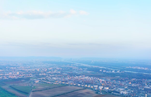 Vue aérienne de la fenêtre de l'avion sur Vienne le jour brumeux , Autriche