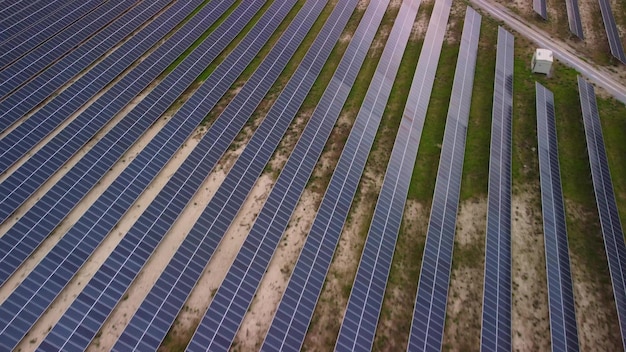 Vue aérienne d'une ferme d'énergie solaire avec une grande quantité de cellules solaires