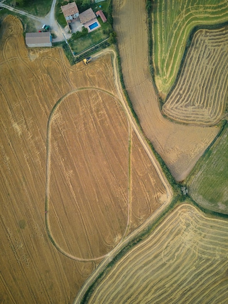 Une vue aérienne d'une ferme avec une grange au milieu