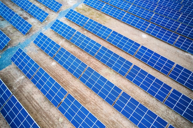 Vue aérienne d'une ferme de panneaux solaires, d'une centrale solaire, de rangées de panneau photovoltaïques solaires