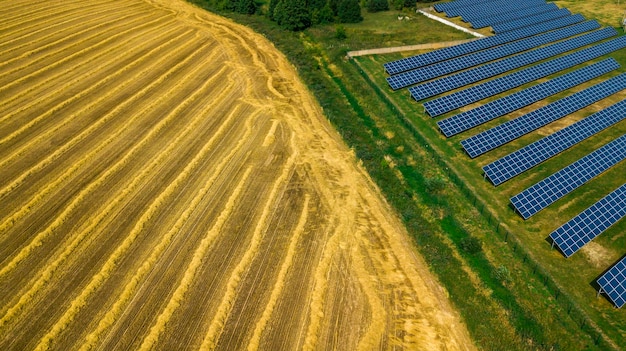 Vue aérienne de la ferme photovoltaïque de panneau solaire