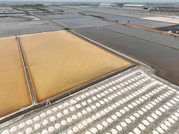 Vue aérienne de la ferme de sel de mer Tas de sel de saumure Matière première de chlorure de sodium industriel de sel