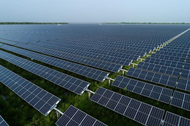 Photo vue aérienne à la ferme solaire, énergie durable, électricité verte