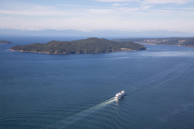 Vue aérienne d'un ferry voyageant dans la baie Howe lors d'une journée d'été ensoleillée