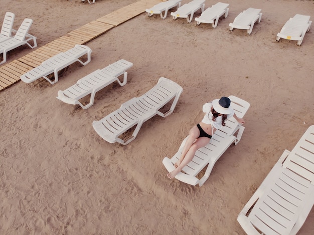 Vue aérienne d'une fille sur la plage. Vacances et aventure