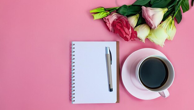 Une vue aérienne de fleurs d'eustome avec un stylo de carte de journal et une tasse de café sur un fond rose
