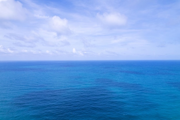 Vue aérienne d'un fond d'eau de mer bleue et reflets du soleil Vue aérienne d'un drone volant et nuages d'ombre sur la texture de l'eau de surface de la mer sur l'océan Photographie aérienne Vue à vol d'oiseau Nuages du ciel de la mer