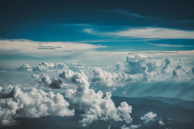 Vue aérienne sur fond de paysage nuageux avec ciel bleu et nuages cumulus