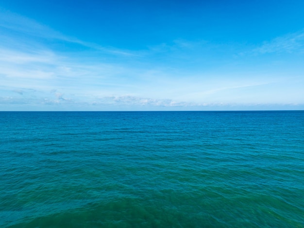 Vue aérienne d'un fond de texture de l'eau de surface de la mer bleue Vue aérienne vue de drone volant Texture de la surface de l'eau des vagues en journée ensoleillée fond de ciel bleu de l'océan tropical