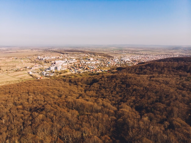 Vue aérienne de la forêt et du village