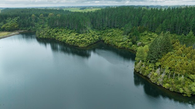 Vue aérienne de la forêt entourant le lac Mangamahoe à Taranaki