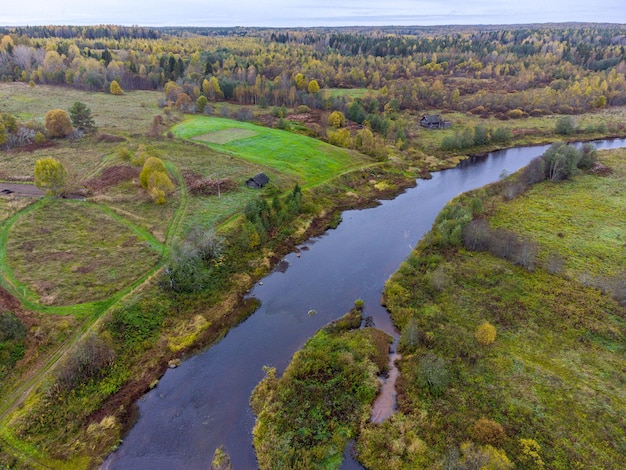 Photo vue aérienne de la forêt et d'une petite rivière dans la région nord de la russie à la fin de l'automne