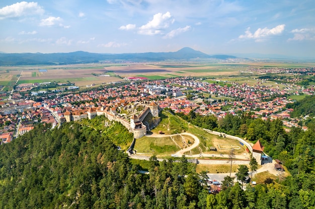 Vue aérienne de la forteresse de Rasnov et de la ville près de Brasov en Roumanie