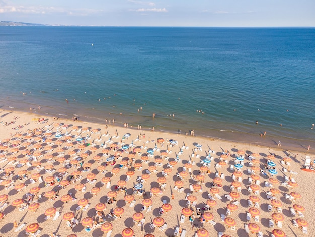Vue aérienne de la foule de gens se détendre sur la plage à Albena Bulgarie