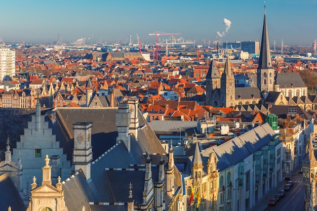 Vue aérienne de Gand depuis le beffroi - beaux bâtiments médiévaux de la vieille ville, Belgique.