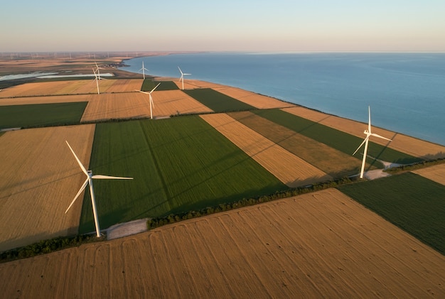 Vue aérienne des générateurs d'éoliennes sur le terrain