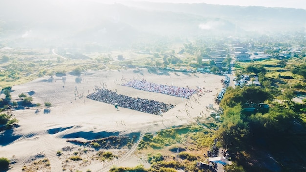 Vue aérienne Les gens autour des dunes de sable de Parangkusumo prient l'Aïd alFitr le matin