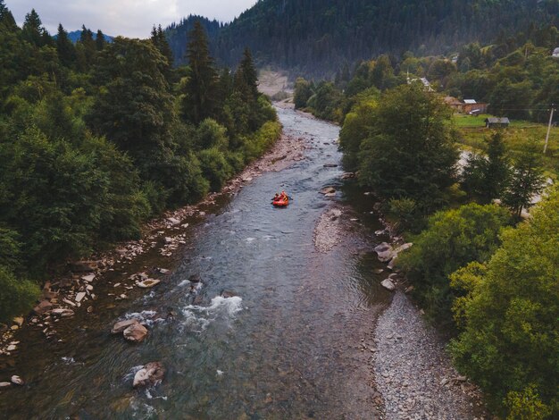 Vue aérienne des gens de la rivière de montagne faisant du rafting dans le ruisseau. vitalité extrême