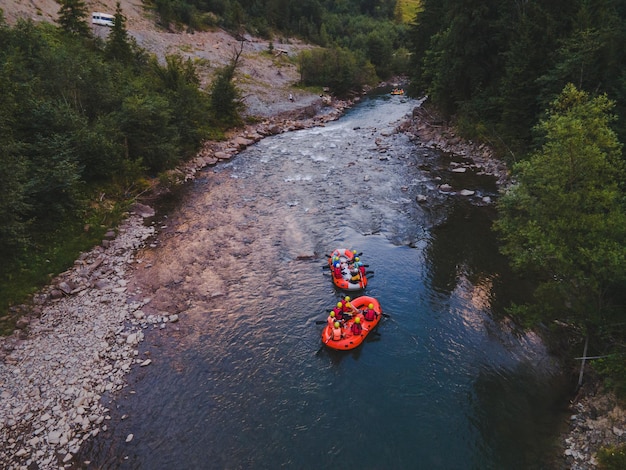 Vue aérienne des gens de la rivière de montagne faisant du rafting dans la vitalité extrême du ruisseau