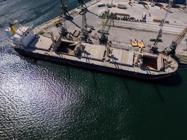 Vue aérienne d'un grand cargo chargé de blé dans le port par une journée ensoleillée