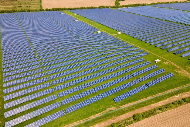 Vue aérienne d'une grande centrale électrique durable avec de nombreuses rangées de panneaux solaires photovoltaïques pour la production d'énergie électrique écologique propre. Électricité renouvelable avec concept zéro émission.