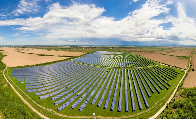 Vue aérienne d'une grande centrale électrique durable avec de nombreuses rangées de panneaux solaires photovoltaïques pour la production d'énergie électrique écologique propre. Électricité renouvelable avec concept zéro émission.