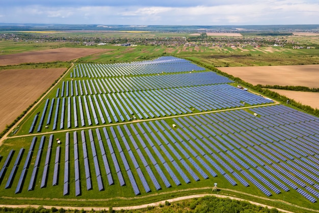 Vue aérienne d'une grande centrale électrique durable avec de nombreuses rangées de panneaux solaires photovoltaïques pour produire de l'énergie électrique écologique propre Électricité renouvelable avec concept zéro émission