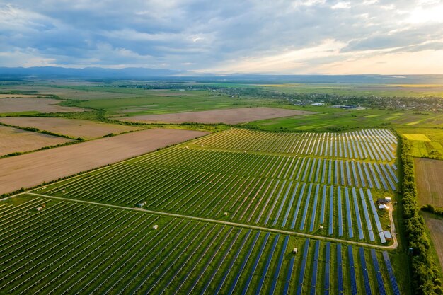 Vue aérienne d'une grande centrale électrique durable avec de nombreuses rangées de panneaux solaires photovoltaïques pour produire de l'énergie électrique écologique propre Électricité renouvelable avec concept zéro émission