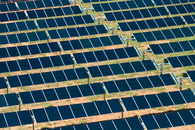 Vue aérienne d'une grande centrale électrique durable avec de nombreuses rangées de panneaux solaires photovoltaïques pour produire de l'énergie électrique propre Électricité renouvelable avec concept zéro émission