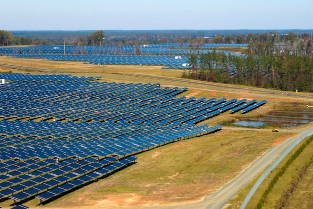 Vue aérienne d'une grande centrale électrique durable avec de nombreuses rangées de panneaux solaires photovoltaïques pour produire de l'énergie électrique propre Électricité renouvelable avec concept zéro émission