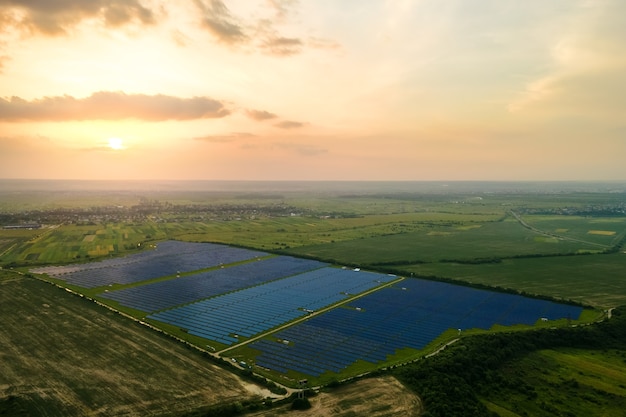 Vue aérienne d'une grande centrale électrique durable avec de nombreuses rangées de panneaux solaires photovoltaïques