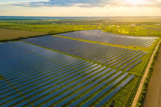 Vue aérienne d'une grande centrale électrique durable avec de nombreuses rangées de panneaux solaires photovoltaïques