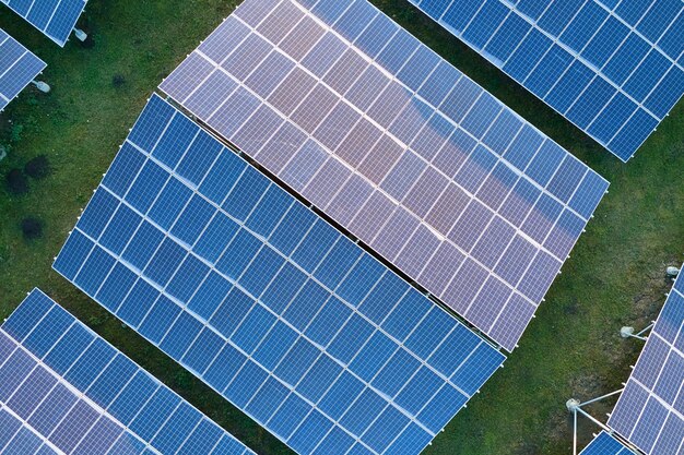 Vue aérienne d'une grande centrale électrique durable avec des rangées de panneaux photovoltaïques solaires pour la production d'énergie électrique écologique propre Concept d'électricité renouvelable à zéro émission