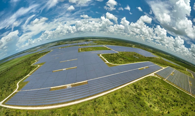 Vue aérienne d'une grande centrale électrique durable avec des rangées de panneaux photovoltaïques solaires pour la production d'énergie électrique propre Concept d'électricité renouvelable à zéro émission