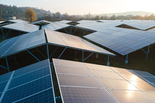 Vue aérienne d'une grande centrale électrique durable avec des rangées de panneaux solaires photovoltaïques pour produire de l'énergie électrique écologique propre. Électricité renouvelable avec concept zéro émission.