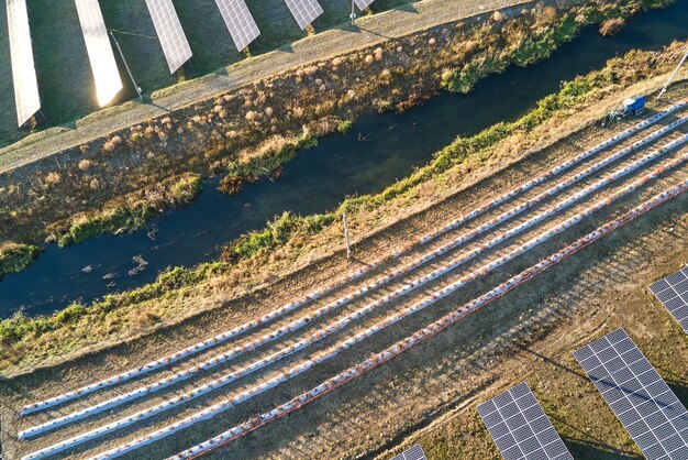 Vue aérienne d'une grande centrale électrique durable avec des rangées de panneaux solaires photovoltaïques pour produire de l'énergie électrique écologique propre Électricité renouvelable avec concept zéro émission