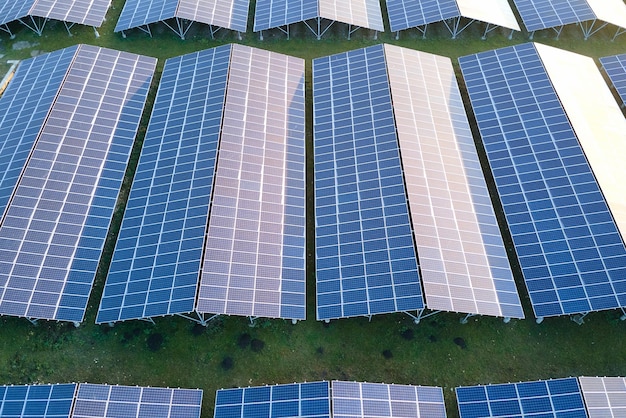 Vue aérienne d'une grande centrale électrique durable avec des rangées de panneaux solaires photovoltaïques pour produire de l'énergie électrique écologique propre Électricité renouvelable avec concept zéro émission