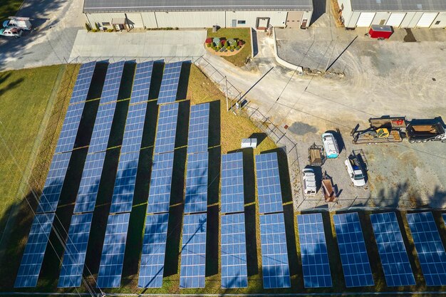 Vue aérienne d'une grande centrale électrique durable avec des rangées de panneaux solaires photovoltaïques pour produire de l'énergie électrique propre Concept d'électricité renouvelable à zéro émission