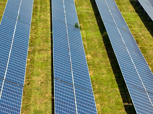 Vue aérienne d'une grande centrale électrique durable avec des rangées de panneaux solaires photovoltaïques pour produire de l'énergie électrique propre Concept d'électricité renouvelable à zéro émission