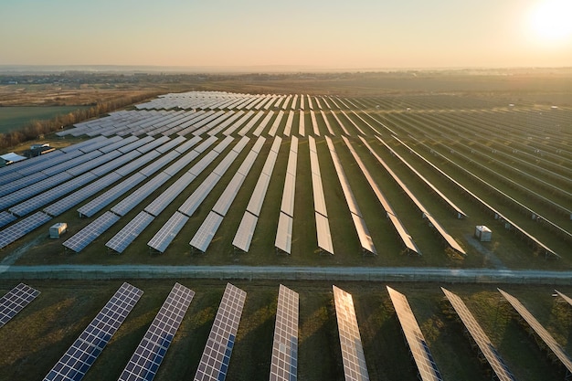 Vue aérienne d'une grande centrale électrique durable avec des rangées de panneaux solaires photovoltaïques pour produire de l'énergie électrique propre en soirée Concept d'électricité renouvelable à zéro émission