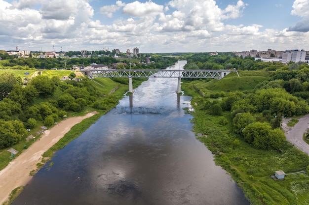 Vue aérienne de grande hauteur sur une large rivière et un immense pont de la vieille ville