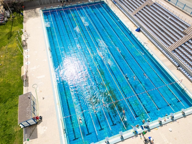 Vue aérienne d'une grande piscine