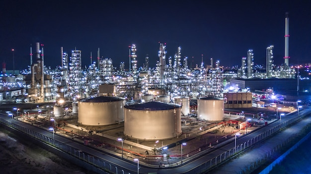 Photo vue aérienne de la grande raffinerie de pétrole