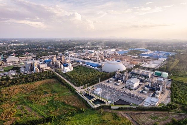 Vue aérienne d'une grande usine de traitement d'énergie verte avec un entrepôt de construction, un entrepôt de tour de raffinerie et une technologie de traitement chimique