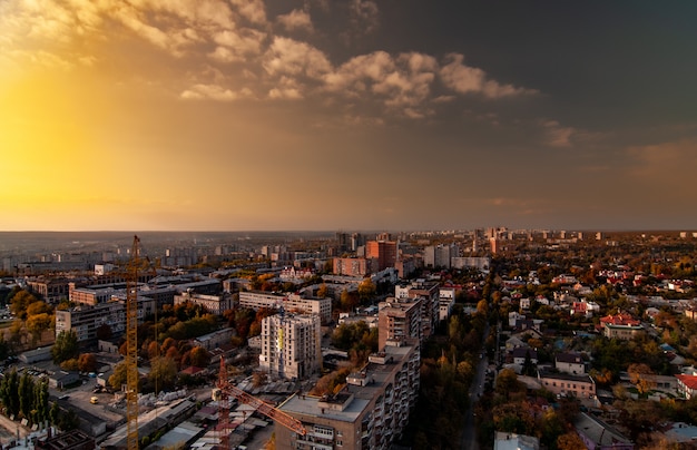 Vue aérienne d'une grande ville européenne en développement