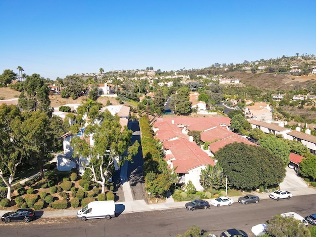 Vue aérienne de grandes villas de la classe moyenne dans la vallée de Carlsbad, North County San Diego, Californie, USA.