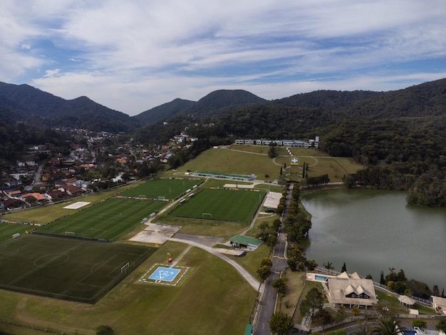 Vue aérienne de Granja Comary et du lac dans la ville de Teresopolis Région montagneuse de Rio de Janeiro Brésil Photo de drone Équipe brésilienne de football et Confédération brésilienne de football