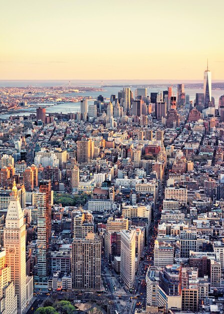 Vue aérienne sur les gratte-ciel du centre-ville de Manhattan et du Lower Manhattan, New York City, États-Unis.